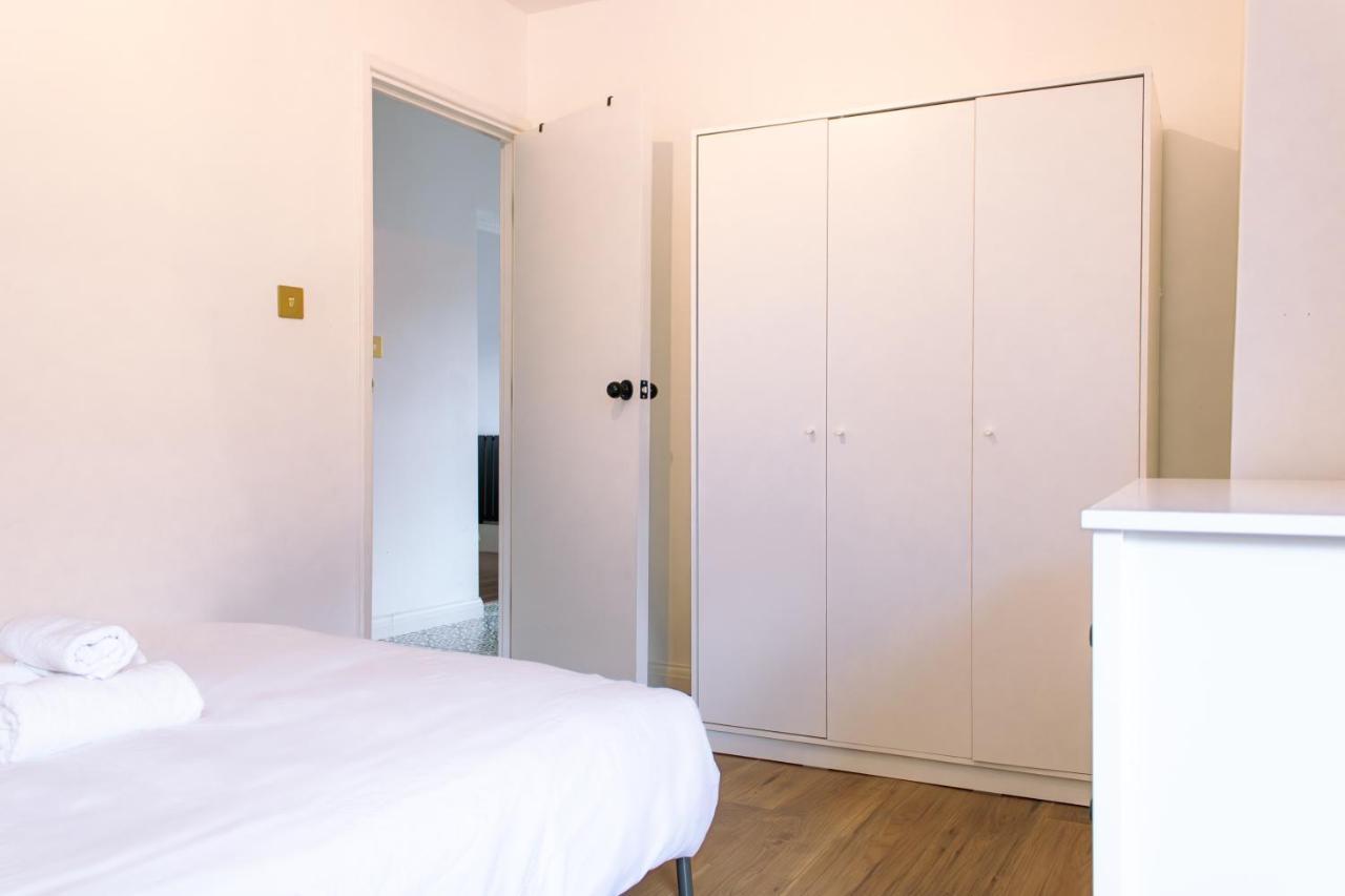 Nice 4 Bedroom Apartment Near City Centre 2-Min Walk To Metro !! Business & Family Friendly!! Лондон Экстерьер фото